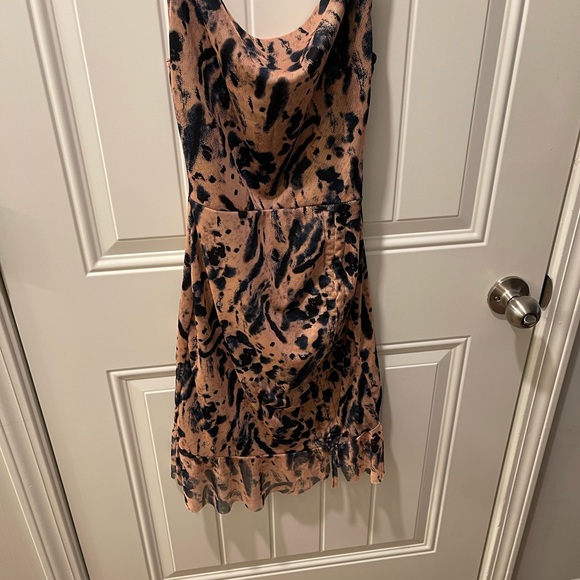 Pretty Little Thing Bodycon Dress - Picture 3 of 4